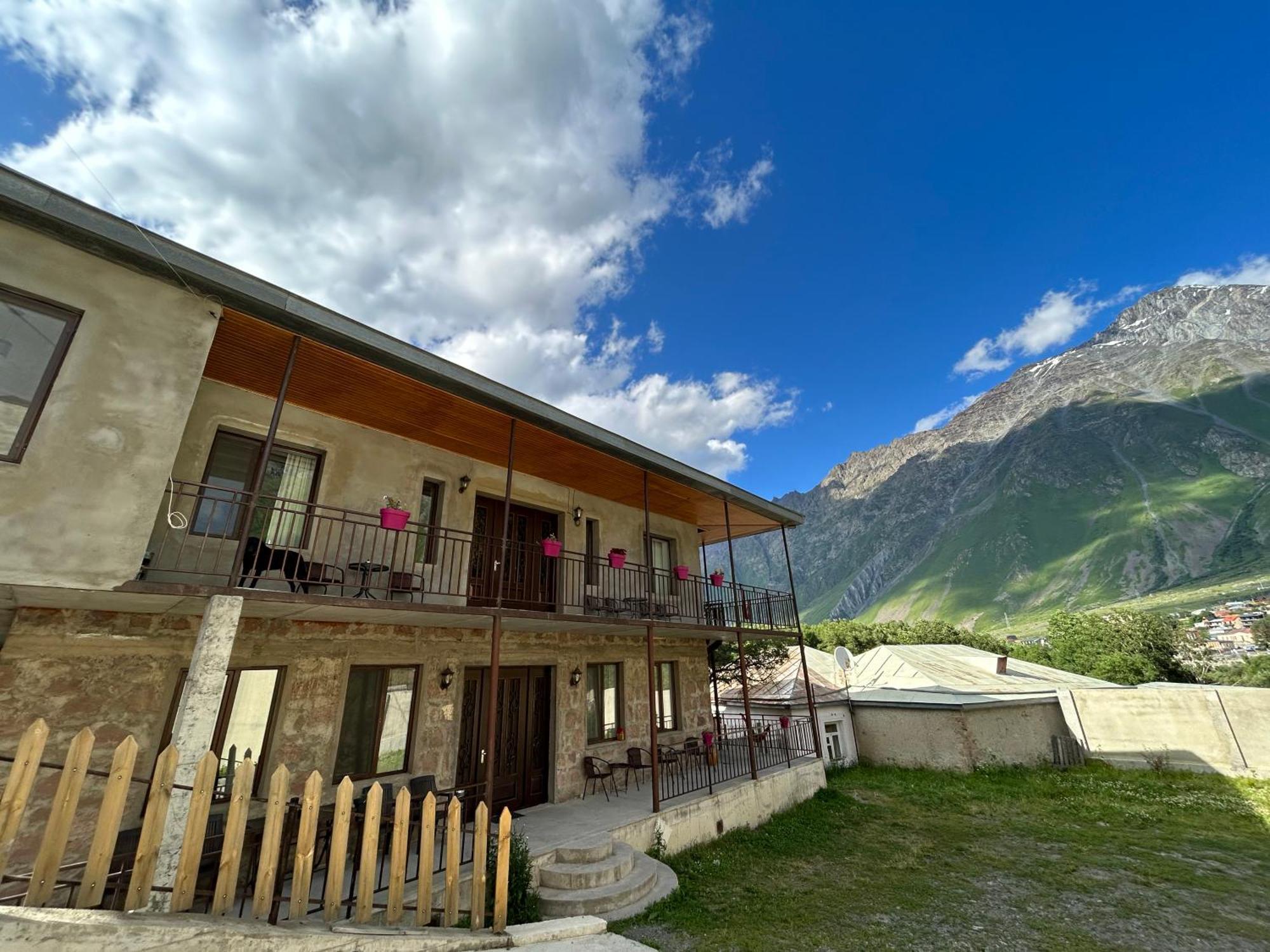 Hill House Hotell Kazbegi Eksteriør bilde